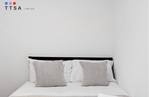 Woodside House | TTSA - Studio - Sleeps 4 - Norwood Junction - A1