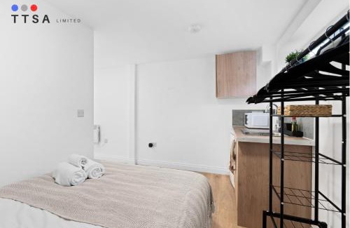 Woodside House | TTSA - Studio - Sleeps 4 - Norwood Junction - A1