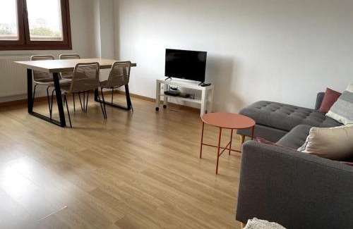 Distrito Oeste Apartment | Tu hogar con vistas al mar y parking en Gijón