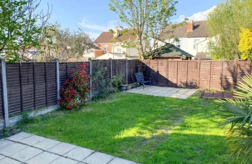 Gloucester House | Tudor Delightful House Central Gloucester By StayStaycations