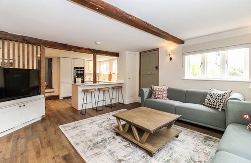 Chipperfield Cottage | TUFFS FARM COTTAGE, pet friendly, with open fire in Chipperfield