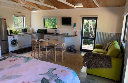 Tutukaka Cottage | Tui Cottage Private rural retreat with elevated views to the ocean