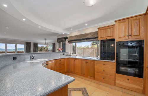Waipahihi House | Tui Lookout Hot Tub and Views