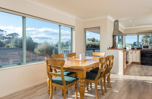 Bowentown Cottage | Tuis Nest - Bowentown Holiday Home