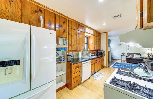 Tulsa Cottage | Tulsa Cottage w/Hot Tub: 4 Mi to Downtown