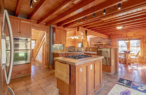 Dickson Cabin | Turkey Creek Cabin- 45 Minutes to Nashville