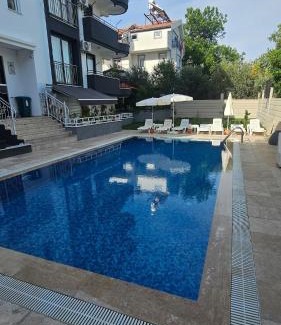 Kemer Mahallesi Apartment | Turkuaz sitesi 2 odalı eşyalı ve havuzlu manzaralı kişi fiyatı değil oda fiyatı