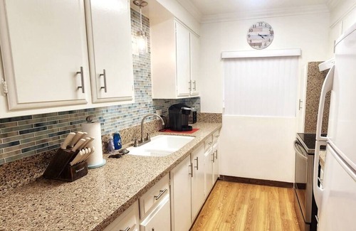 Belmont Shore Apartment | Turtle Den: Work & Play-Walk2Beach-2nd St-Pets OK!