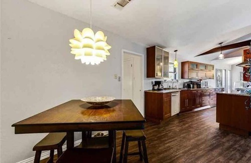 Fort Worth House | Turtle Manor by Benbrook Lake