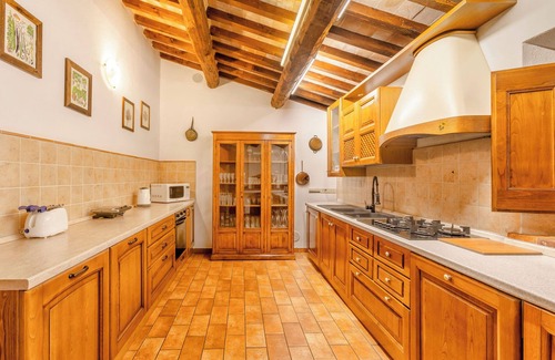 Citta della Pieve Villa | TUSCAN ESTATE 2 VILLAS, 2 POOLS , 2 JACUZZI WALKING DISTANCE TO TOWN SLEEPS 20