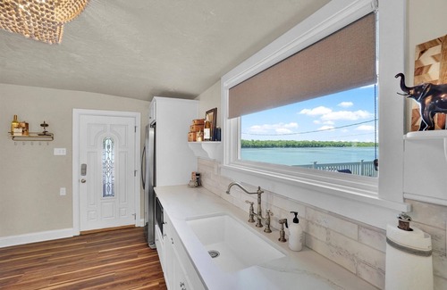 Salunga Cottage | Tuscan River Retreat with Scenic River Views