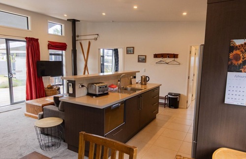 Twizel House | Tussock Retreat - Modern Open Plan, Huge Deck