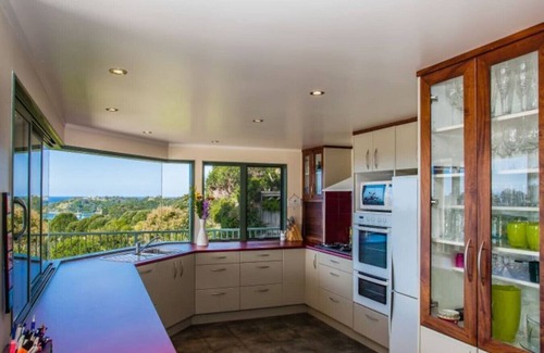 Tutukaka House | Tutukaka Dive Lodge - Holiday Home