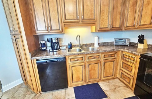 Houston County House | Tv in all Rooms| King Suite|Workspace| Near RAFB