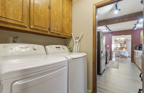 Jenks House | Tv's in Every Bedroom-Spacious-1 Mile to Aquarium & Downtown