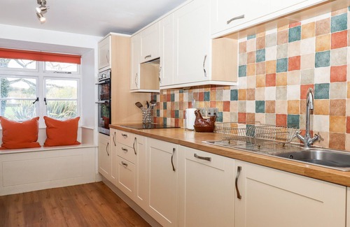 Teigngrace House | TWELVE OAKS FARMHOUSE, pet friendly, with pool in Newton Abbot