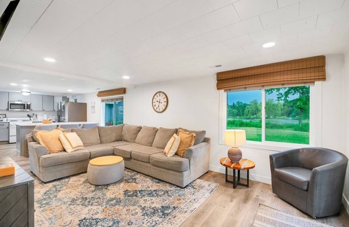 Trufant House | Twilight Cove: A Sandy Retreat – Swim, Kayak, and Soak Up Summer