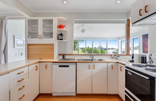 Auckland House | Twilight Terrace with Garden, BBQ and Patio