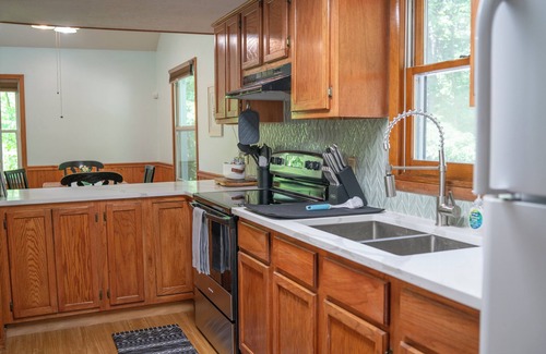 Eureka Springs Cabin | Twilight Trails- 3 bedroom cabin. 6 min away from downtown Eureka Springs!