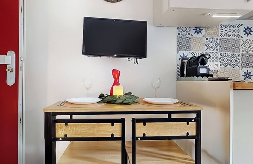 Vincennes Apartment | TWIN 1 & 2 STUDIOS METRO PARIS DISNEY WIFI RER A