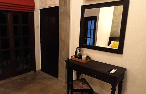 Polgasowita Villa | Twin/Double Room at Charming Boutique Property-Wi-Fi,AC @ out skirts' of Colombo