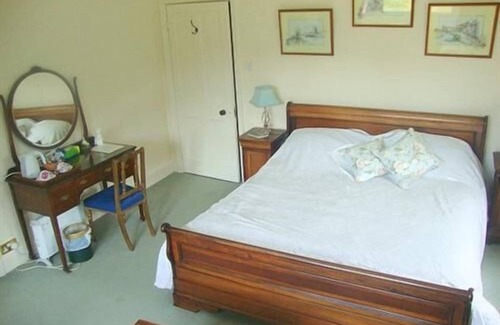 Burcombe Other | Twin Ensuite Yellow Room at Burcombe Manor