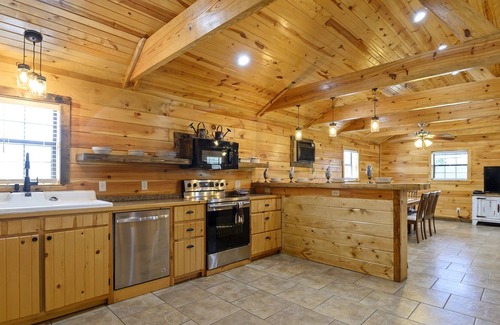Pickens Cabin | Twin Oaks Cabin- 25 Mile N of Hochatown- 1 mile from Glover river