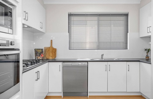 Marmion House | Twin Palms: 4BRM Coastal Retreat with Pool & BBQ