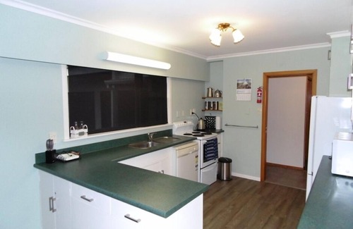 Waikanae House | Twin Palms - Free cleaning,wifi and breakfast, linen and goody basket