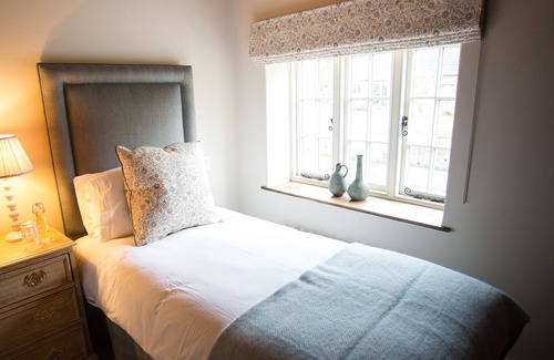 Edington Bed & Breakfast | Twin Private Bathroom Tinhead room at The Three Daggers