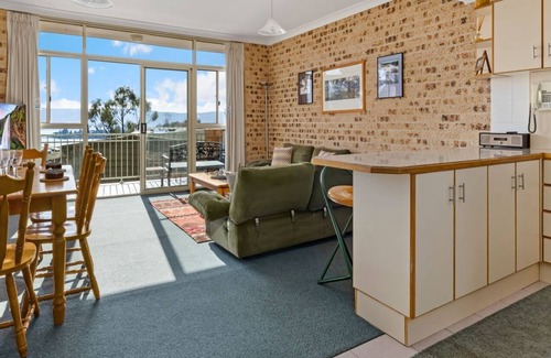 Jindabyne Apartment | Twin Seasons 2 - Two bedrooms with great views of Lake Jindabyne