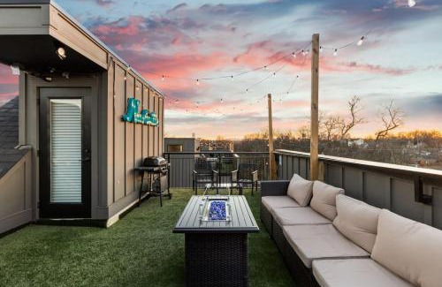 Cleveland Park House | TWO Adjacent Homes Sleeps 24 Only 3 miles to Broadway