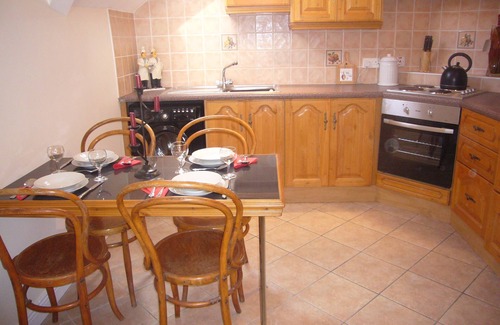 Callan Apartment | Two Bedroom Apartment in Heart of Historic Town - stone's throw to all amenities