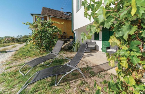 Deutsch Schuetzen-Eisenberg House | Two-Bedroom Holiday Home in Eisenberg