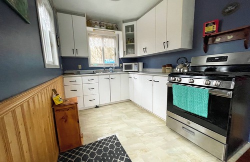 Central Frontenac Cottage | Two-bedroom cottage on quiet lake, family-friendly — kayaks, canoe (sauna avail)