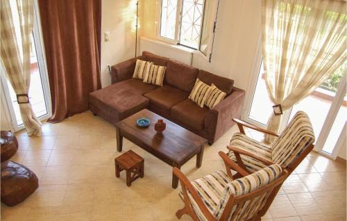Livanatai House | Two-Bedroom Holiday Home In Livanates
