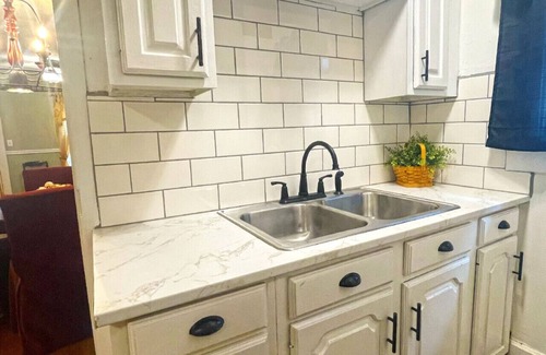 Fresno House | Two Bedroom House Close to Local Favorites