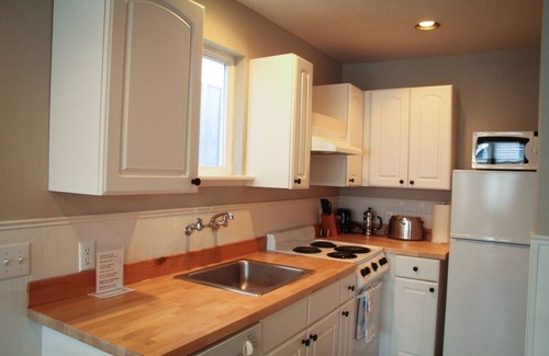 Long Beach Hotel | Two Bedroom with Kitchen at Boardwalk Cottages, Minutes to Long Beach Boardwalk