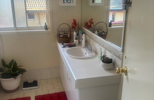Kanahooka House | Two bedrooms in shared home with amenities, breakfast/central to attractionsn