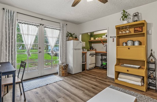 Sherwood - Tualatin North Cottage | Two Colorful Suites incl. with Sauna and BBQ - Unique Northwest Vacation Rentals