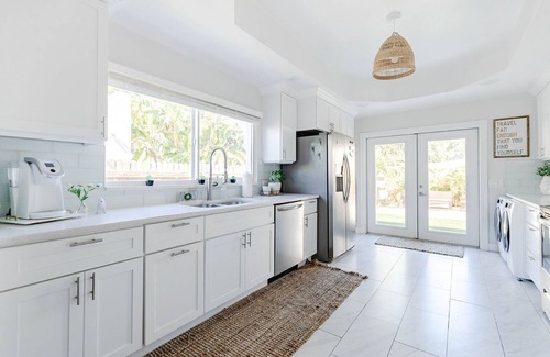 Parker Ridge Cottage | Two Houses KING BEDS Close to Airport, Golf Course, Zoo, Downtown and Beaches