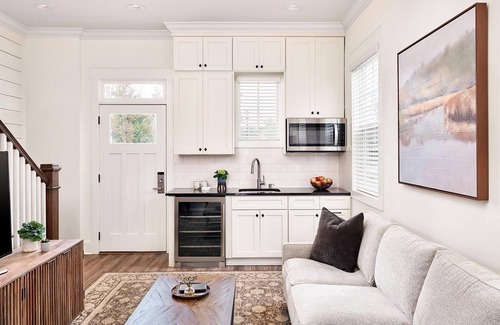 Douglasville Villa | Two-Story Villa Overlooking Lunker Lake w/Kitchenette, WiFi, & Covered Porch