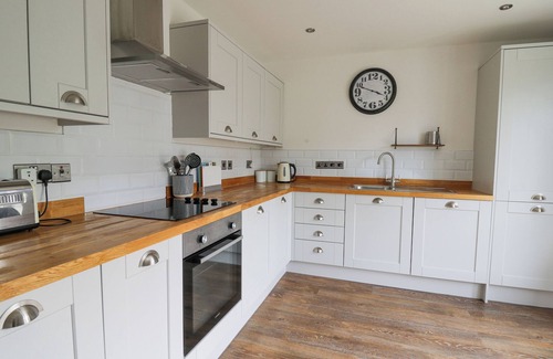 Newport Cottage | TY CAIO, family friendly, with a garden in Newport, Pembrokeshire