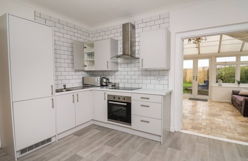 Llangynin Cottage | TY CARIAD, pet friendly, with a garden in St Clears
