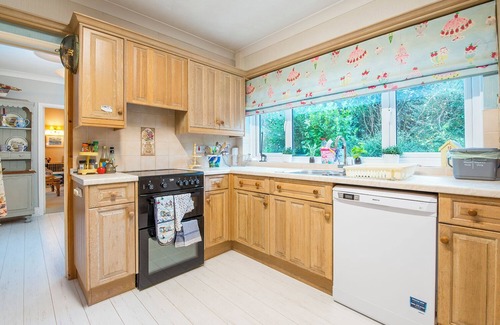 Tenby Cottage | Ty Gwyn, Holiday Cottage Manorbier, Sleeps 8, 4 bedrooms, bathrooms
