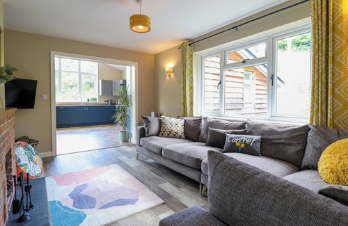 Llanfair Caereinion Cottage | TY ISAF, pet friendly, with open fire in Llanfair Caereinion