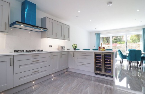 Penrhyndeudraeth Cottage | TY MAWR, pet friendly, with hot tub in Penrhyndeudraeth