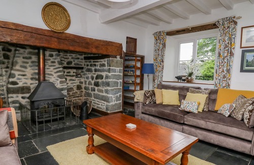 Llanbrynmair House | TY UCHAF, pet friendly, character holiday cottage in Llanbrynmair
