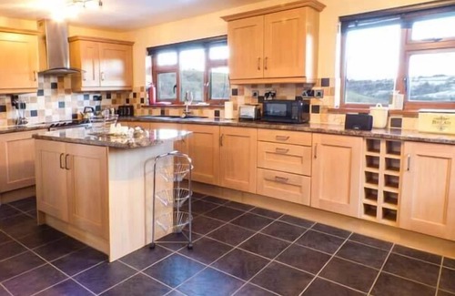 Llanbadarn Fynydd Cottage | TYNDDOL BUNGALOW, family friendly, with hot tub in Llanbadarn Fynydd
