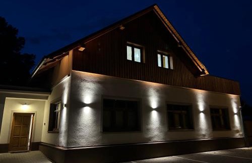 Dobruska House | Ubytování pod lípou